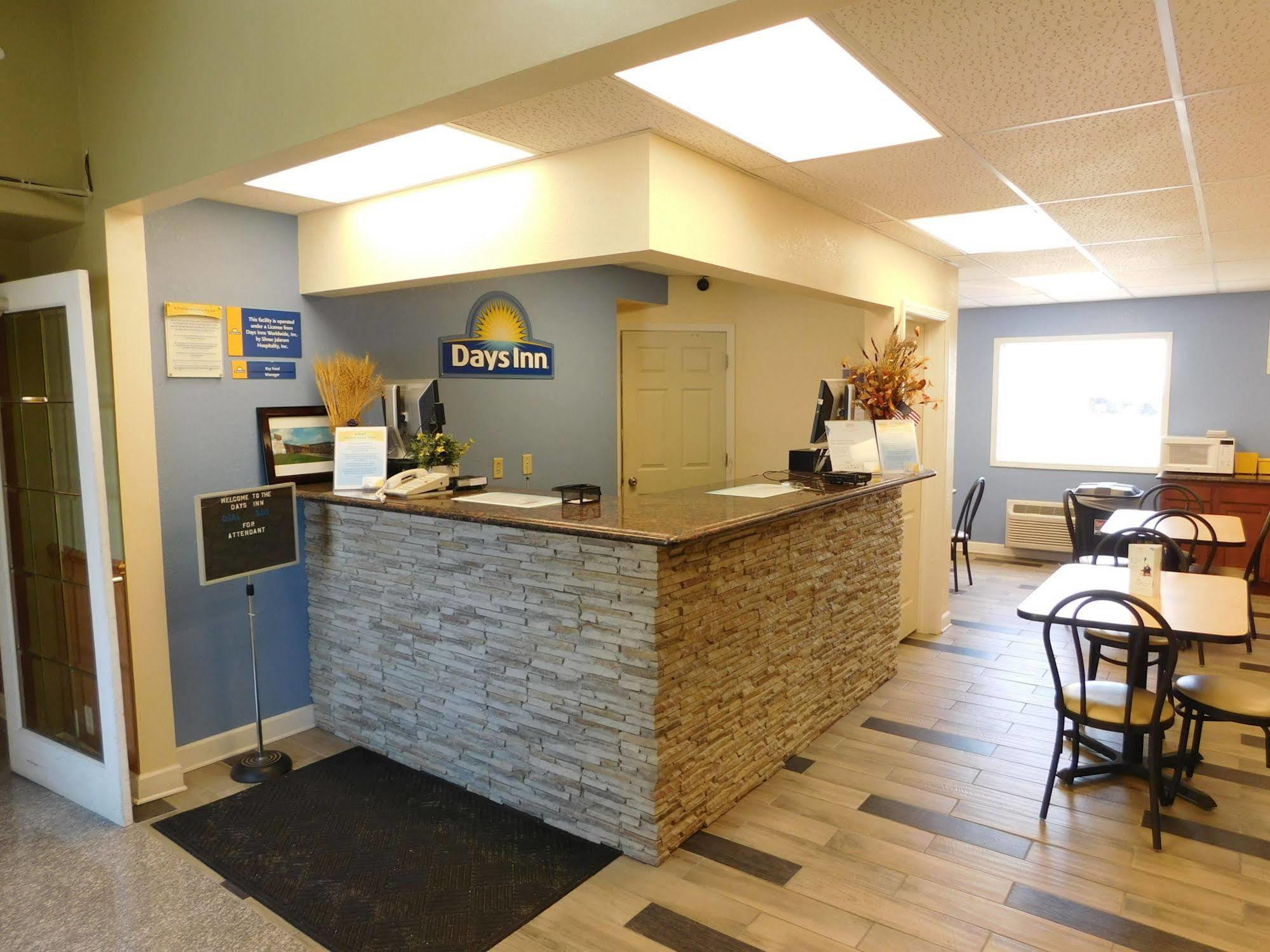 Days Inn By Wyndham West Branch Iowa City Area Exteriér fotografie